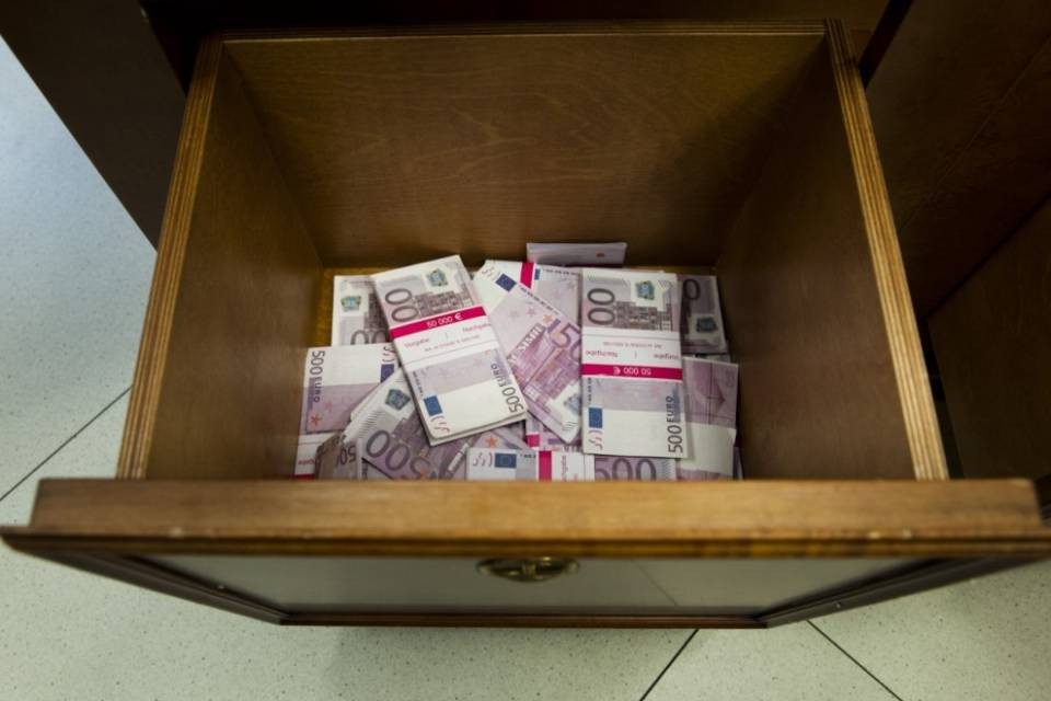 Sequestrati due milioni a "Lady Dentiera"
