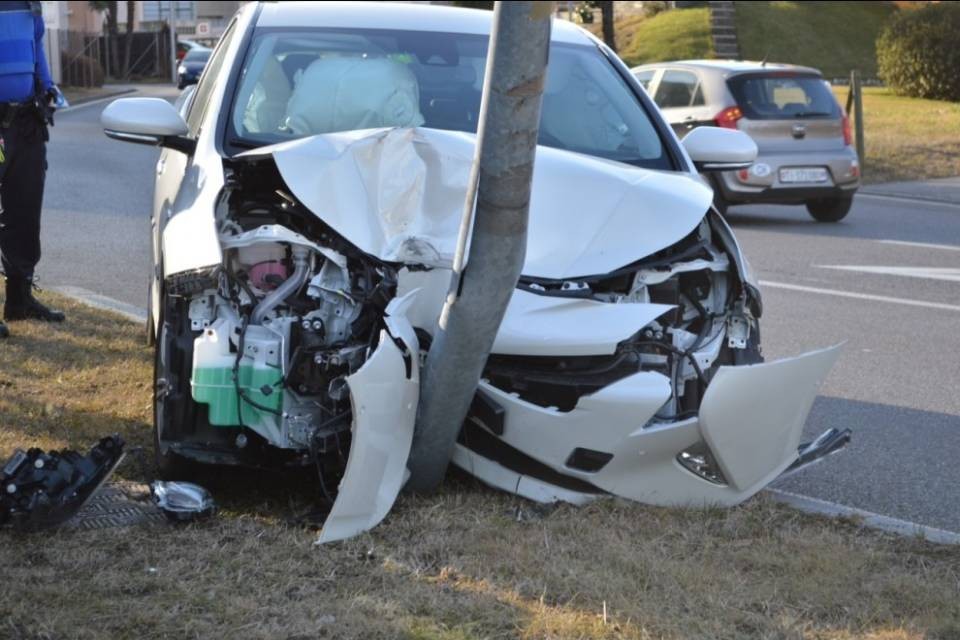 Auto contro un palo a Quartino