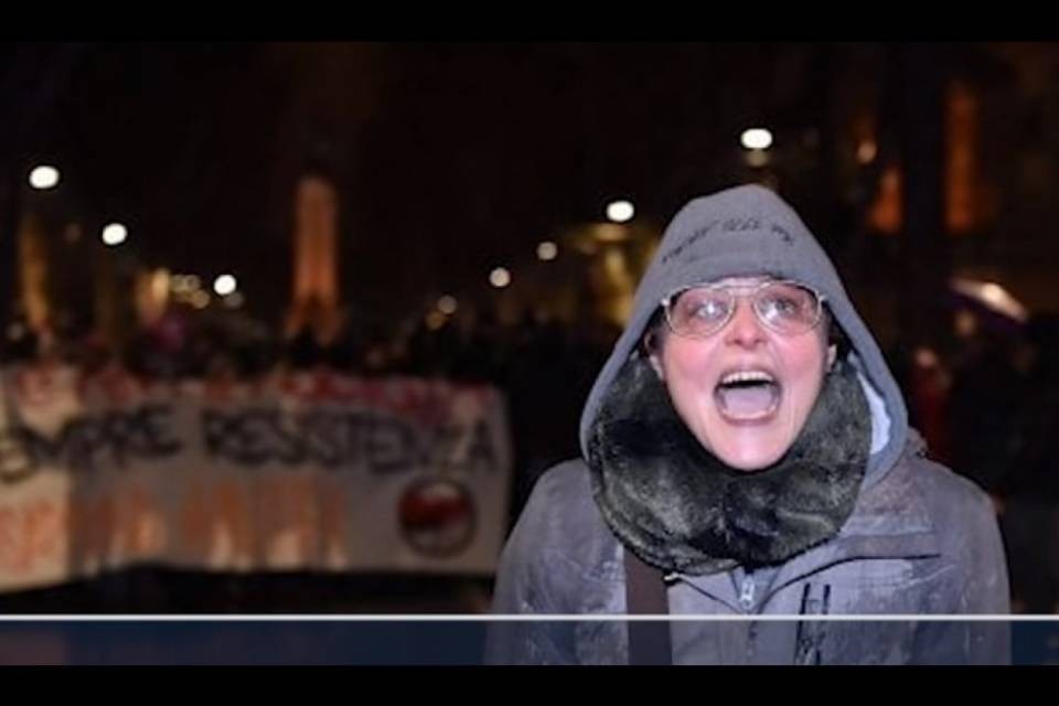 Licenziata la prof che augurò la morte alla Polizia