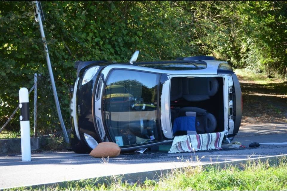 Urta un palo e si rovescia su un fianco