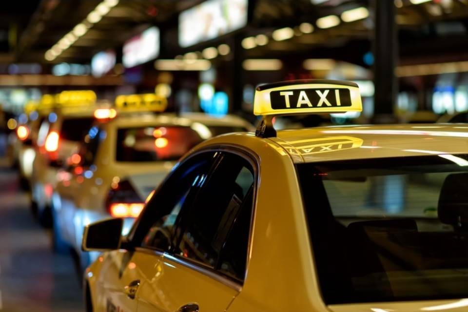 Non paga il taxi e scappa ... in taxi