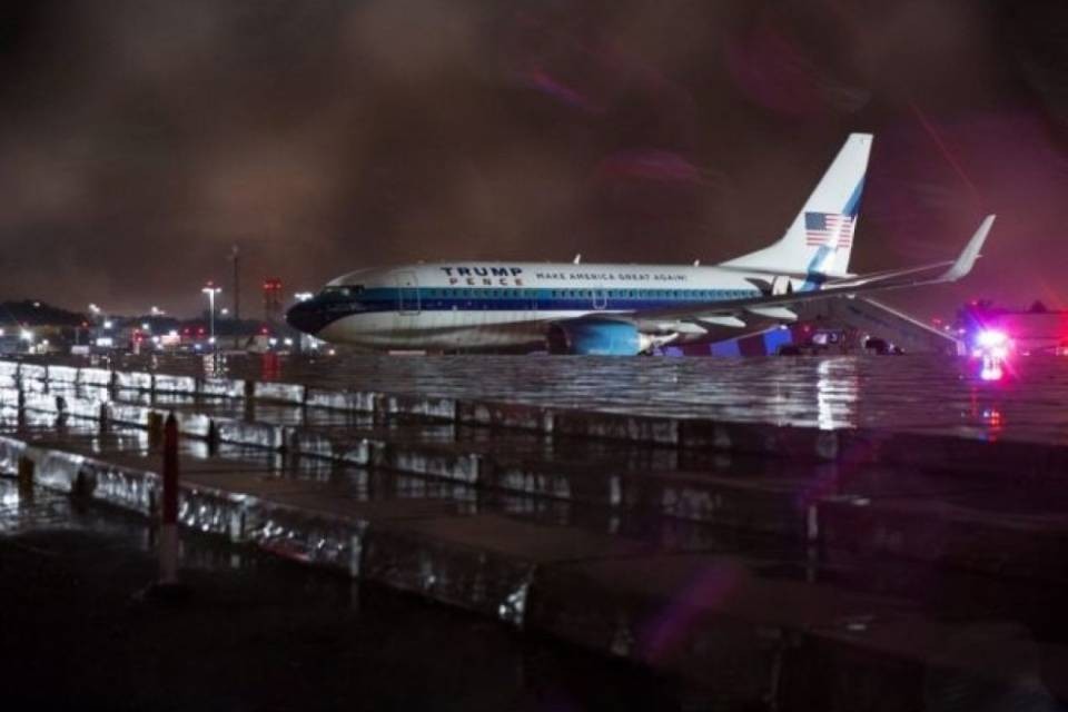 Fuori pista l'aereo del vice di Trump