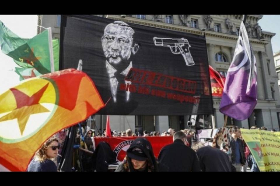 Striscione contro Erdogan: il TF sconfessa la Turchia