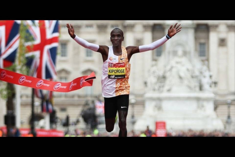 Conclude la maratona in meno di 2 ore: Kipchoge fa la storia