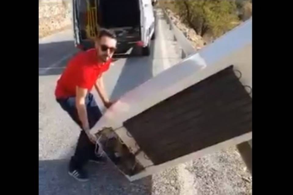 Gettano il frigo nella scarpata, la Guardia Civil li "punisce"