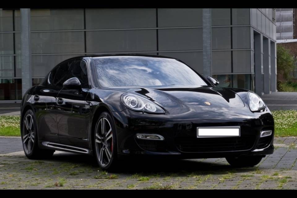 "Guardate che bella la mia Porsche": licenziato
