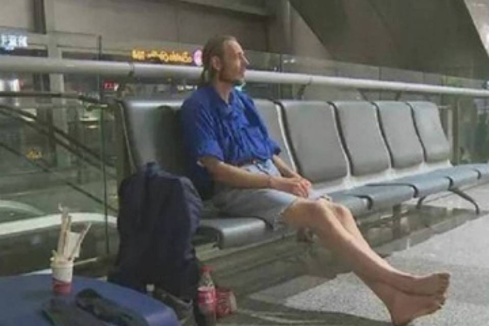 Aspetta la fidanzata 10 giorni in aeroporto, ricoverato
