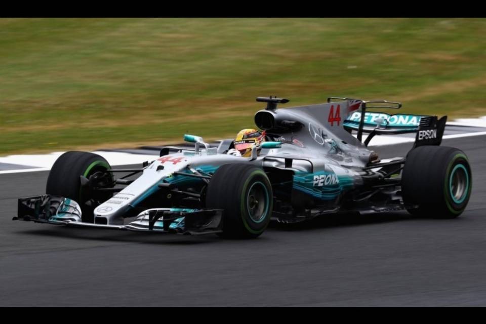 Pole per Hamilton a Silverstone