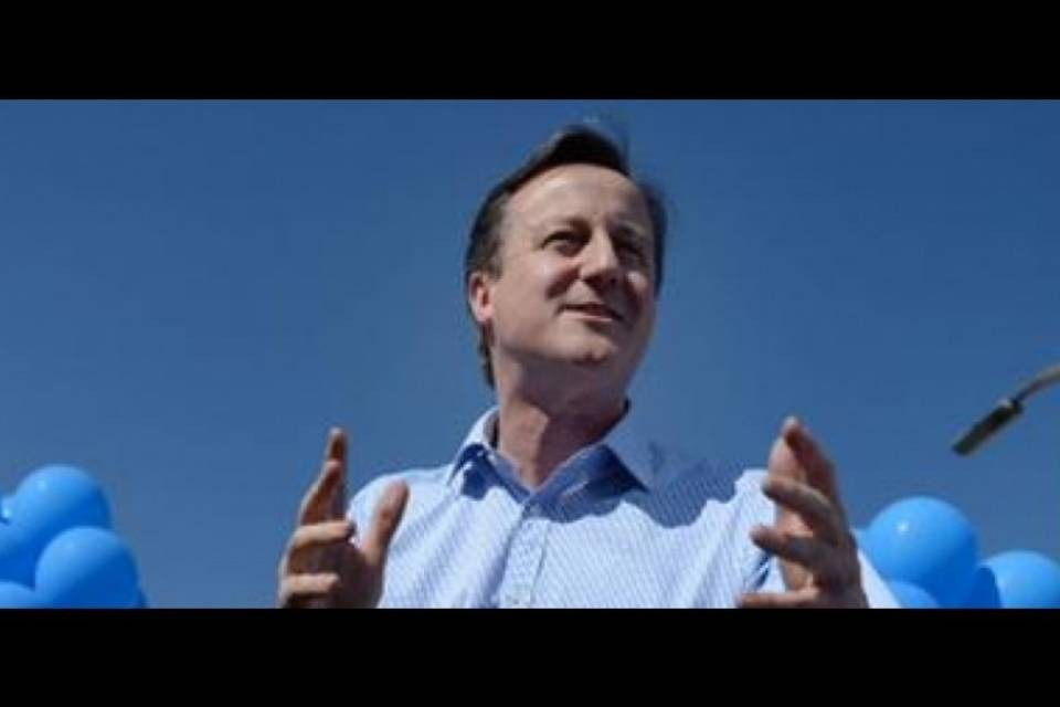 Cameron omaggia la regina su Twitter