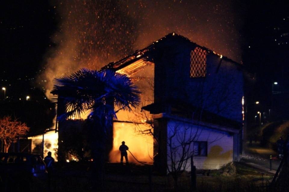 Stalla in fiamme