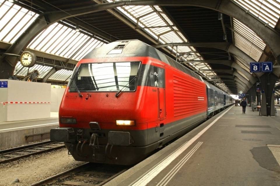 Spinse donna sotto il treno, confermati 5 anni e mezzo
