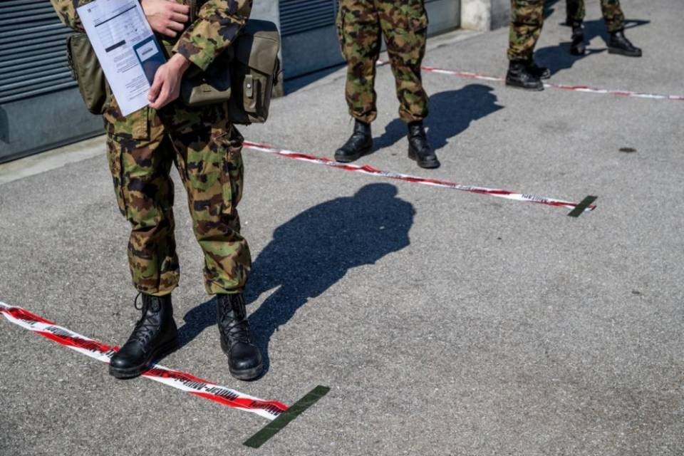 Cento malati nell'esercito, ma proseguono le scuole reclute