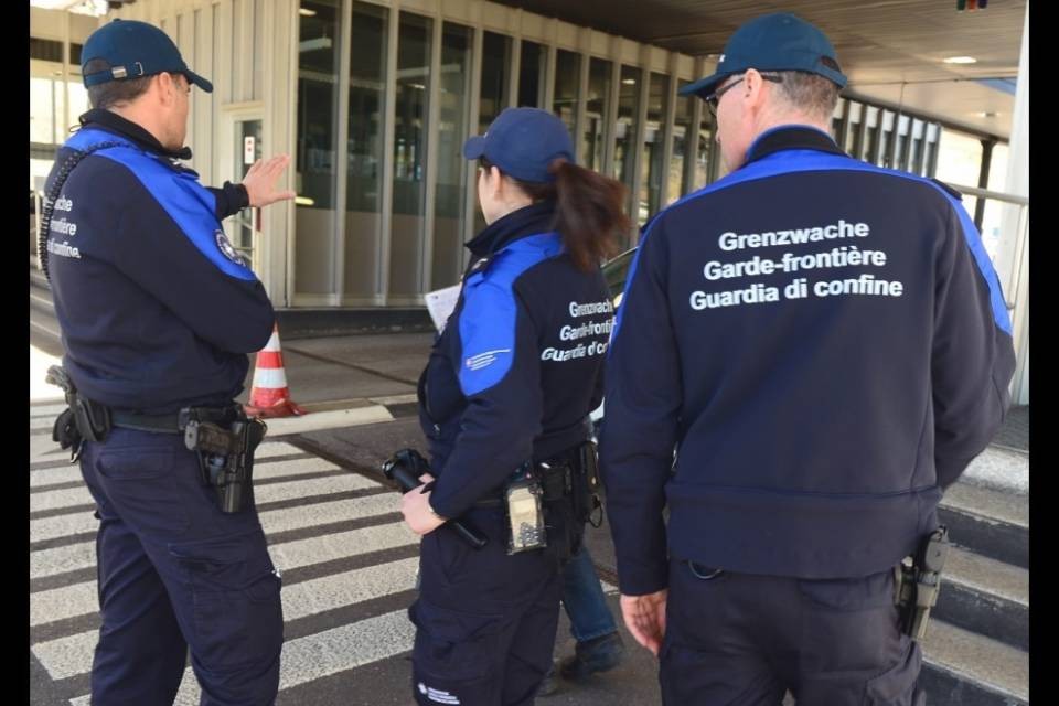 Migrante finge di essere italiano: arrestato
