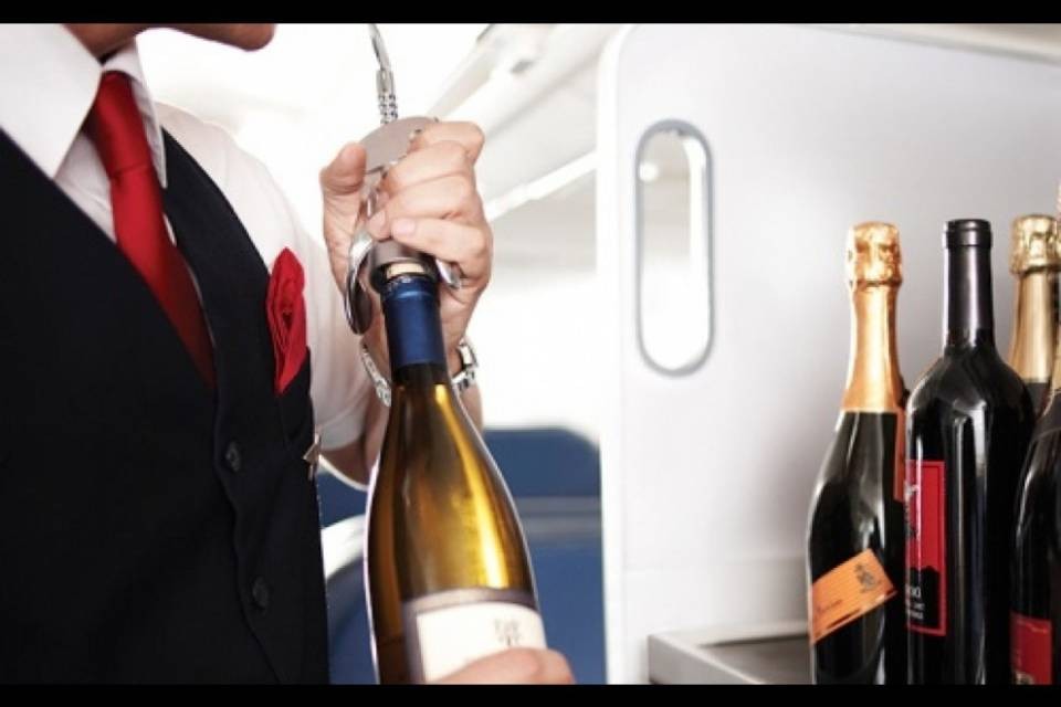 Non le servono altro champagne, svizzera cacciata dal volo