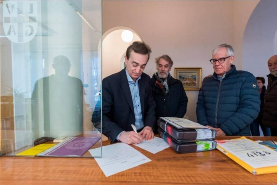Consegnate le firme contro la chiusura della Posta di Besso