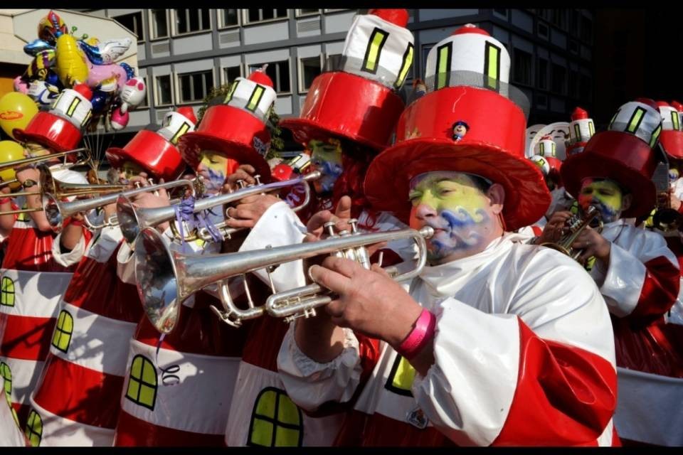 Come non spaccarsi le orecchie a Carnevale