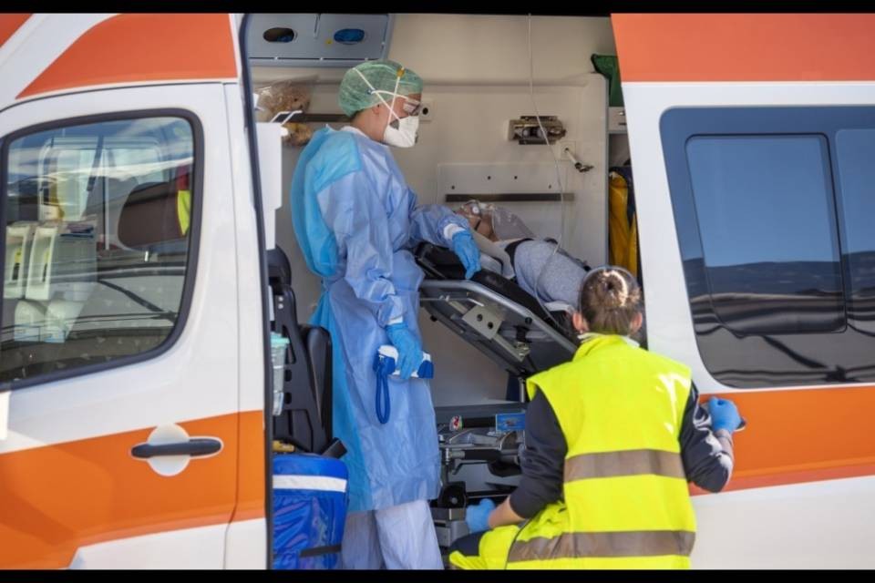 Molti vogliono aiutare, ondata di volontari negli ospedali