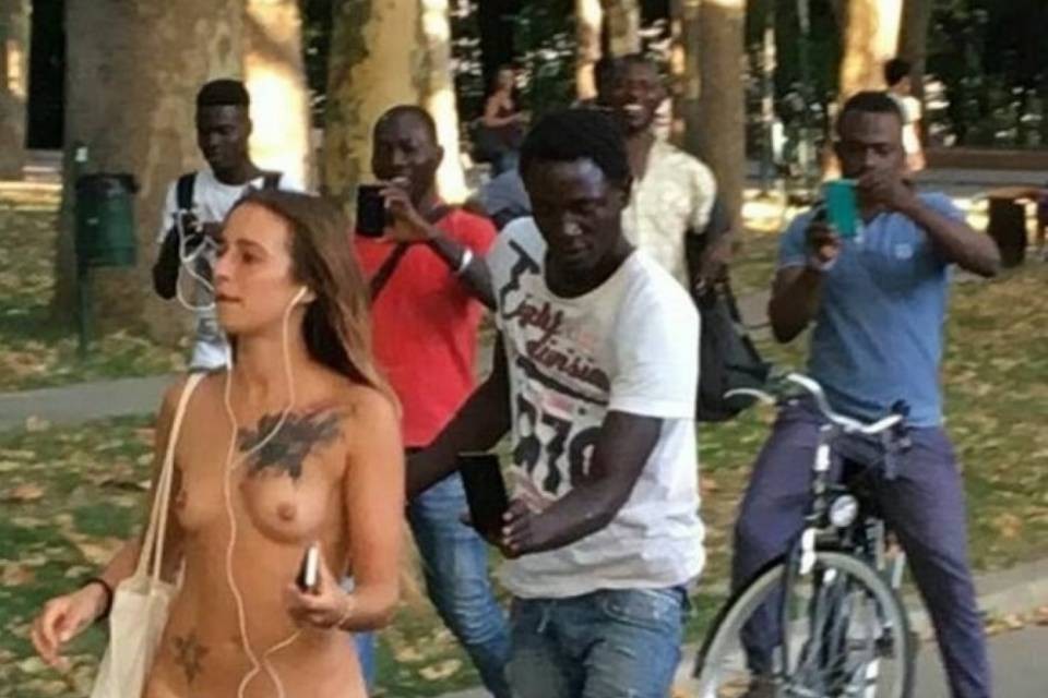 Ragazza nuda a Bologna: è giallo