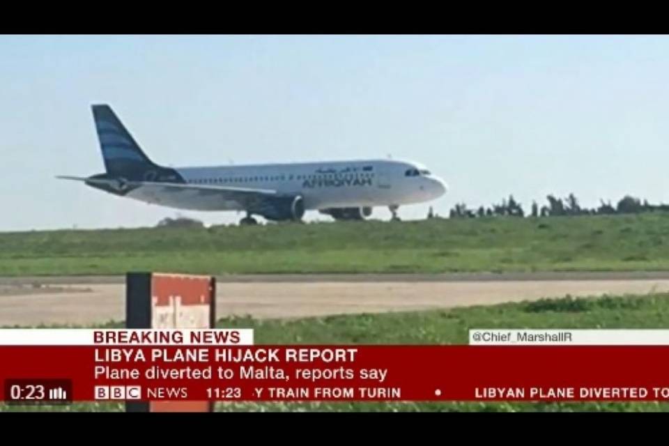 Aereo dirottato a Malta, liberati i passeggeri