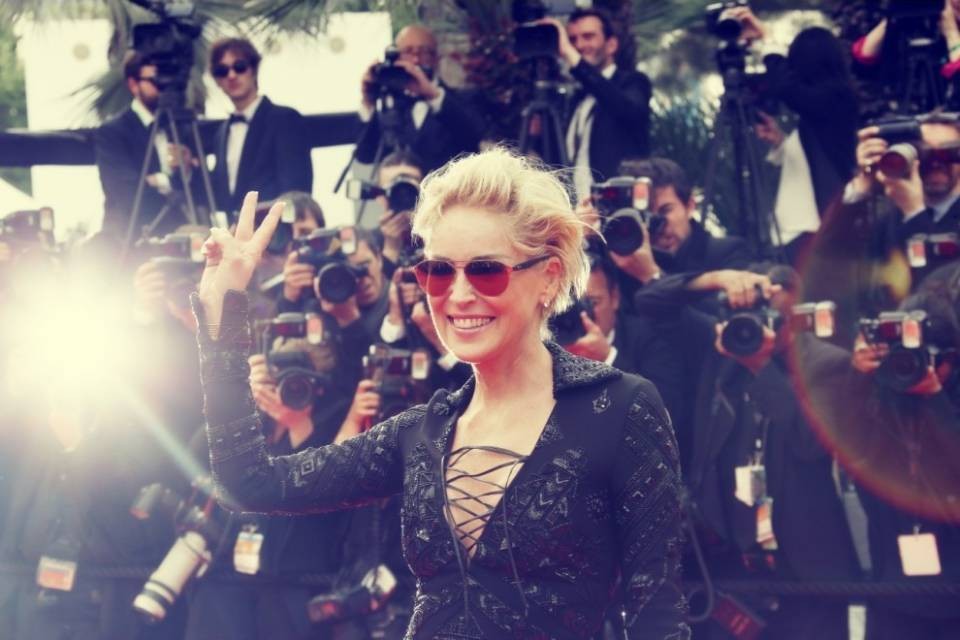 App per single blocca Sharon Stone, pensavano fosse un fake