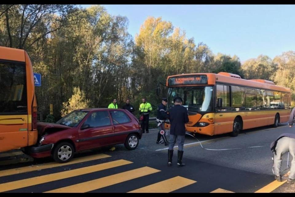 Scontro auto e due bus, 15 feriti su strada Lago Maggiore