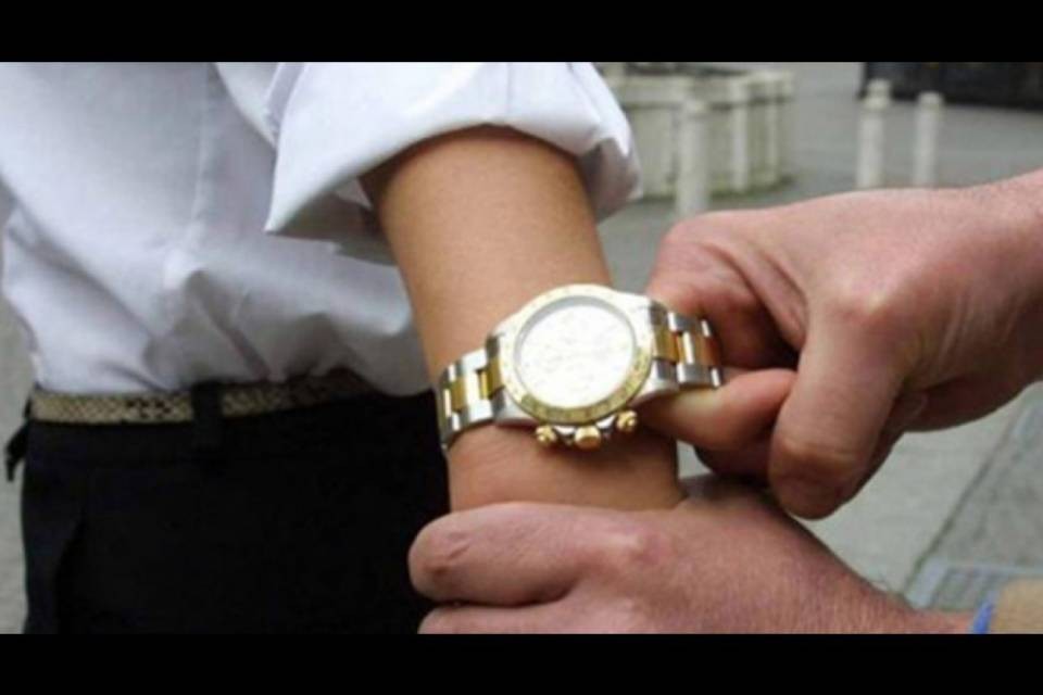 Le scippano il Rolex e finisce all'ospedale