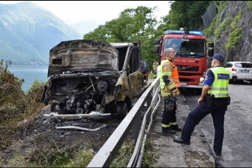 Furgone in fiamme a Gandria, riaperta la strada