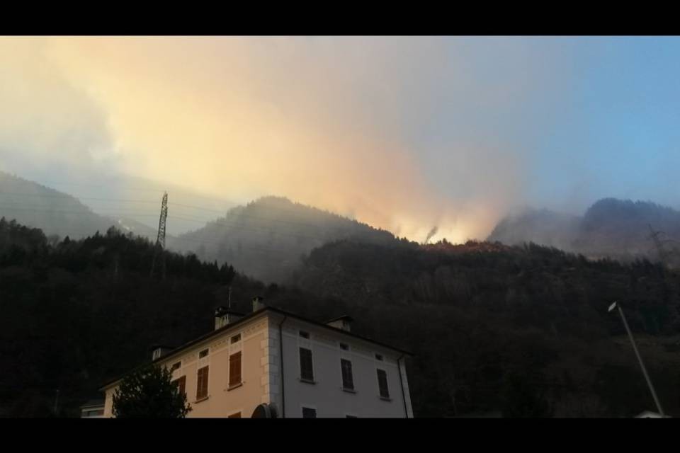 Mesocco: "Ci vorranno giorni, ma l'incendio è contenuto"
