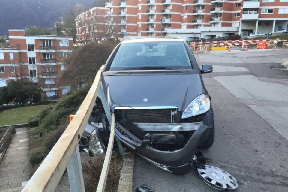 Perde il controllo dell’auto e rimane in bilico su un muro