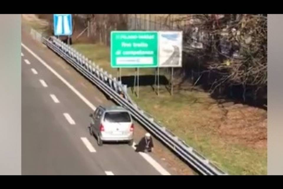 Pregava Allah in autostrada, identificato