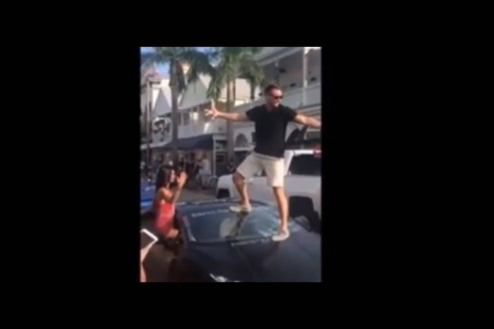 Fa lo splendido con la Lamborghini, ma finisce male