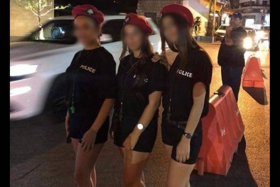 Sindaco recluta vigilesse in shorts, è polemica