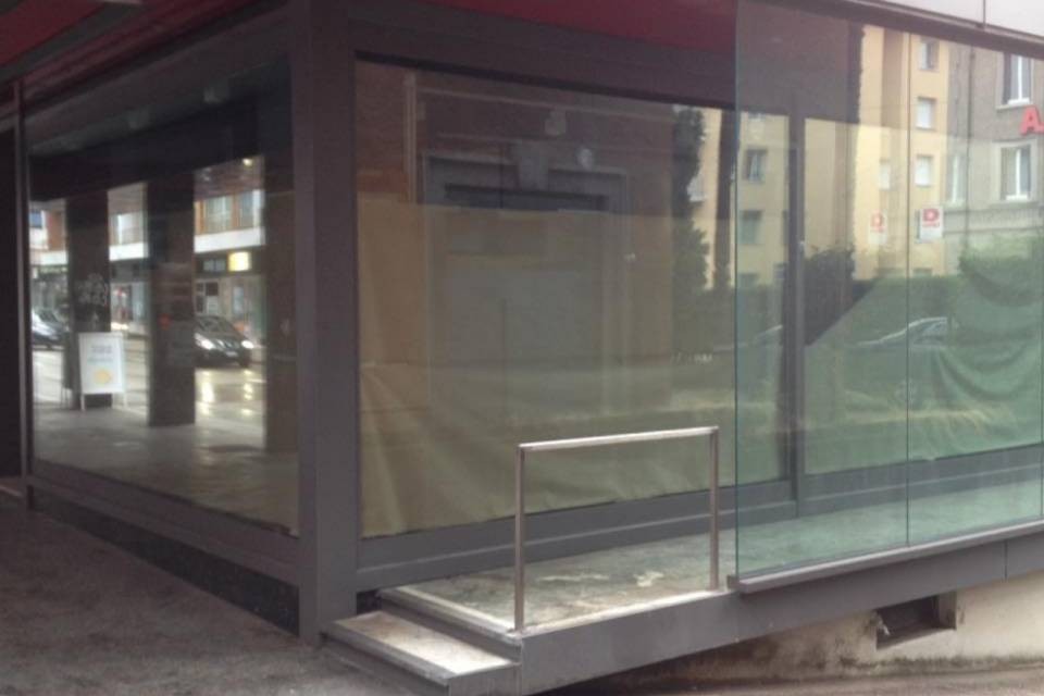 La moria di commerci luganesi vista dall'artista ticinese