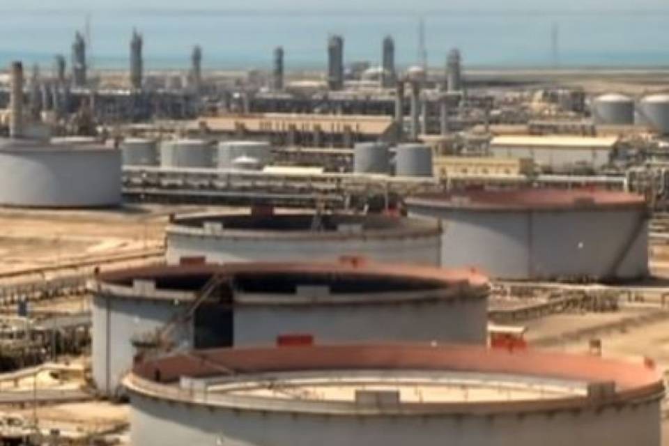Il prezzo del petrolio alle stelle dopo gli attacchi: +14.8%