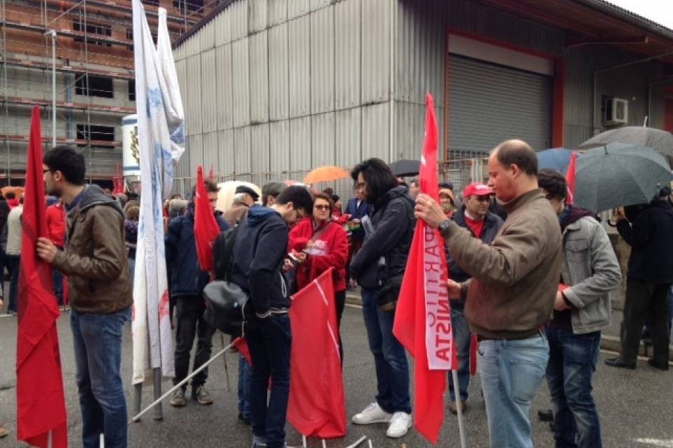 Bellinzona, la pioggia non ferma i lavoratori