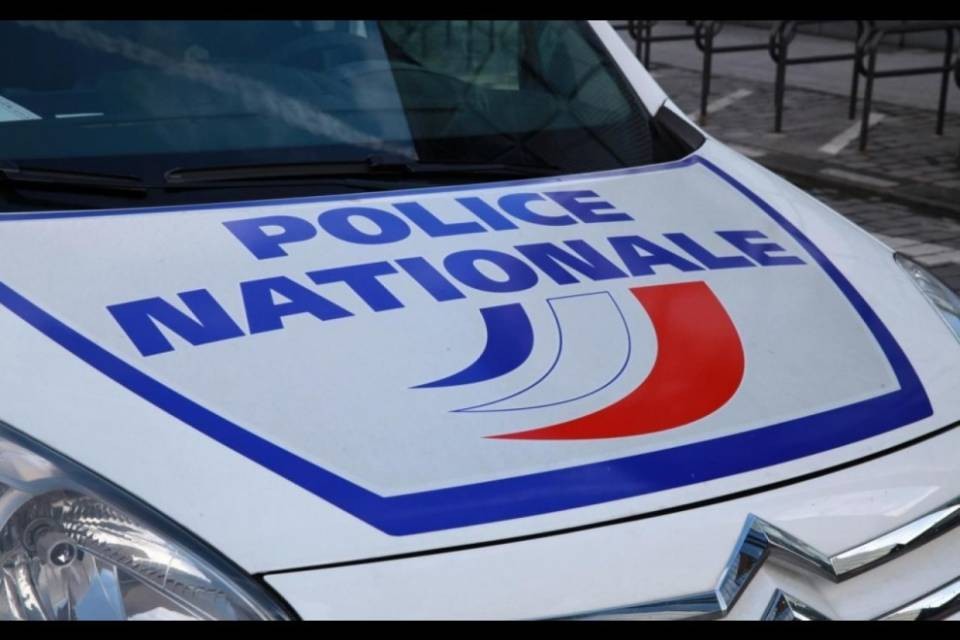 Parigi, auto contro la folla davanti a una moschea