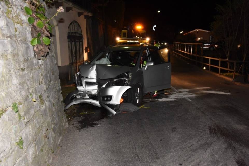 Perde il controllo e urta un muro, tre feriti