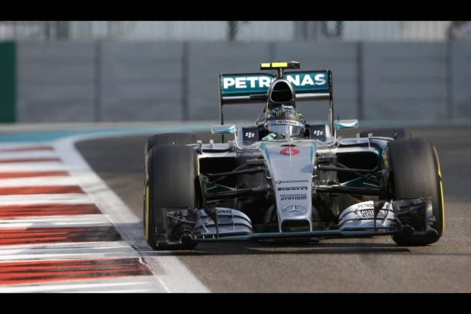 Le Mercedes sempre davanti