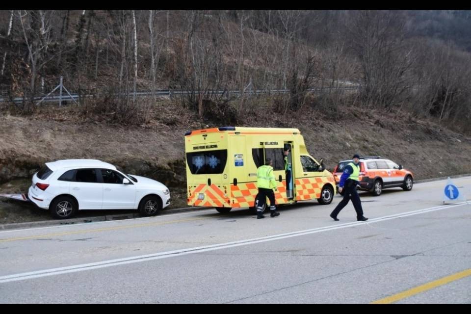 Auto contro un palo sulla cantonale del Ceneri