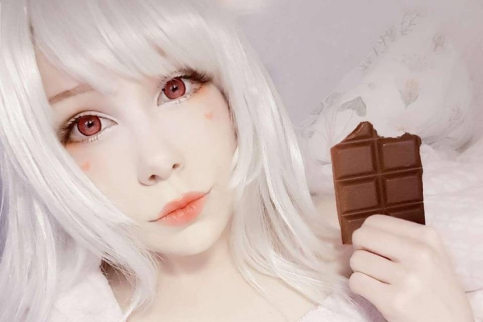 Lucia, la ragazza che si trasforma in una bambola
