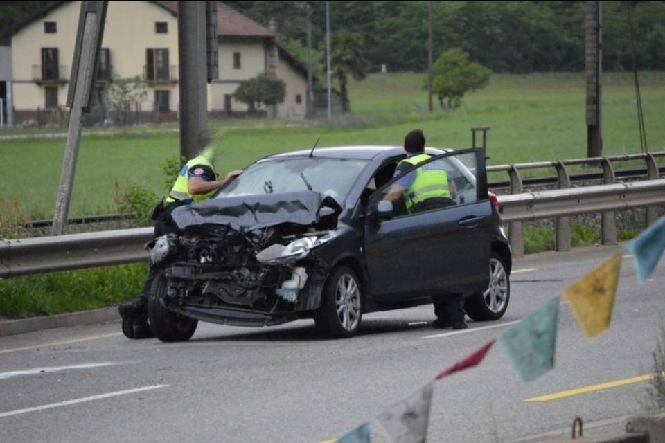 Due feriti in uno scontro tra un'auto e un furgone a Castione