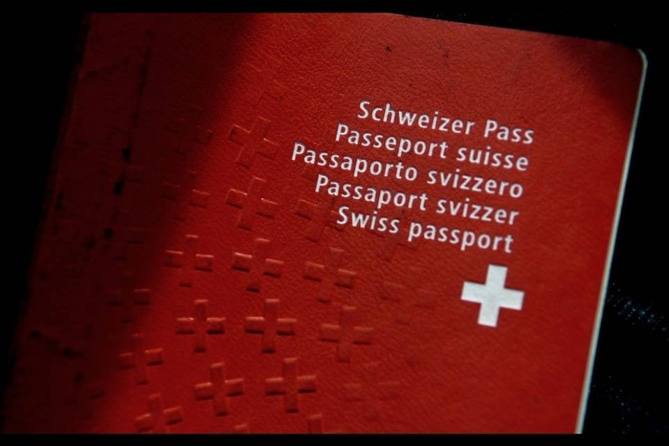 Prima la revoca del passaporto, poi il divieto d'ingresso