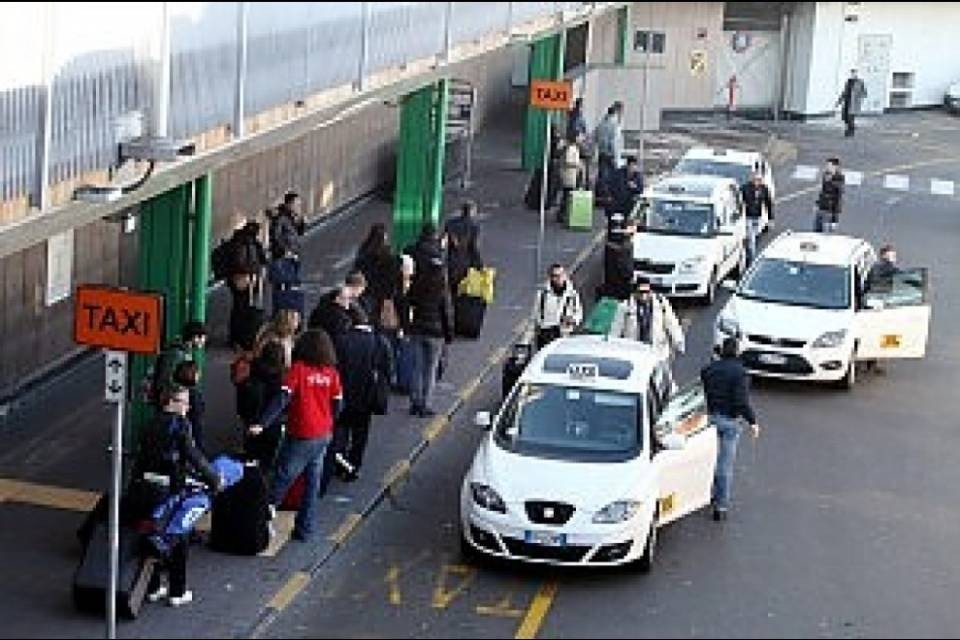 "Vai fuori dai c...! Torna in Svizzera"