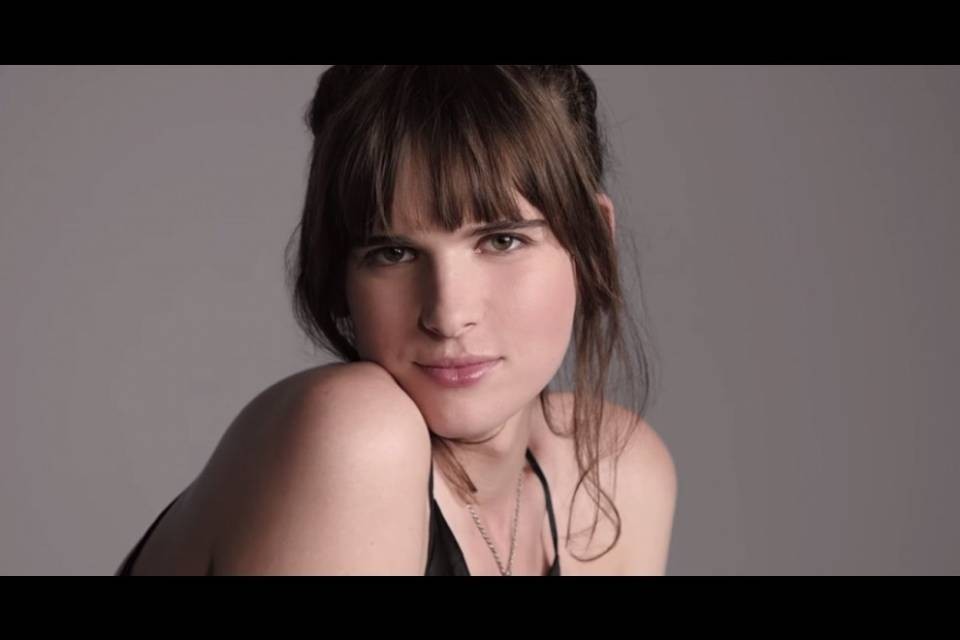 Un trans nella pubblicità di L'Oréal