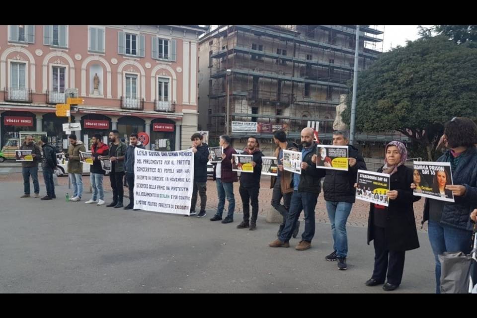 Un presidio a sostegno dello sciopero nelle prigioni turche