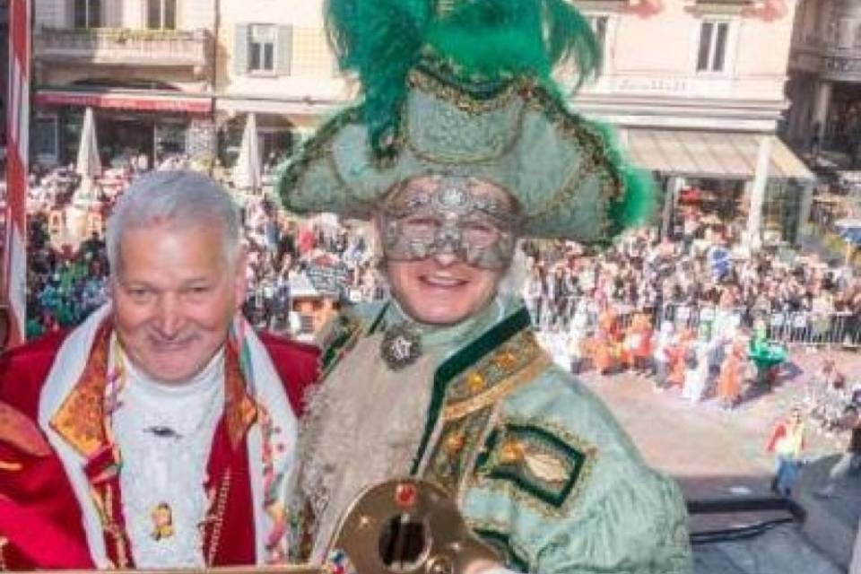 "Buon Carnevale rigorosamente con luganighe e luganighette"