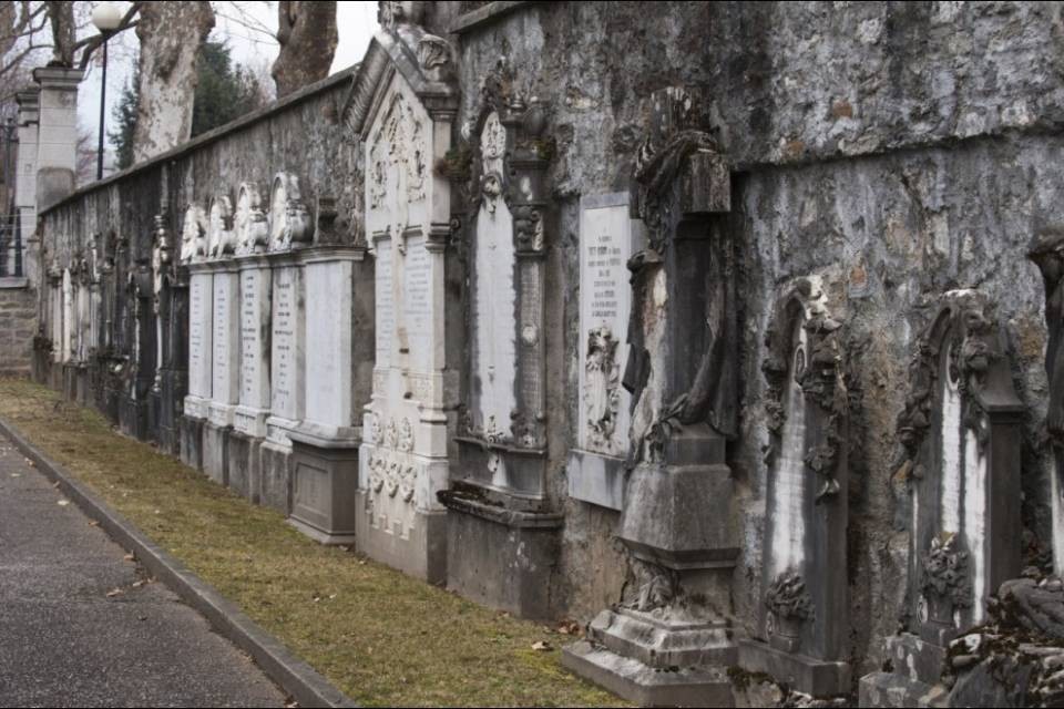 Al cimitero spariscono i fiori