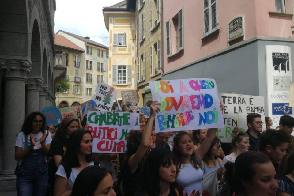 Berna “invasa”: in 100'000 alla manifestazione per il clima