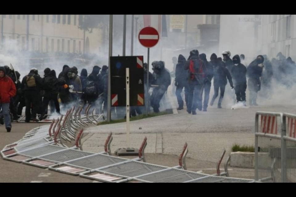 Brennero, i Black Bloc attaccano la polizia