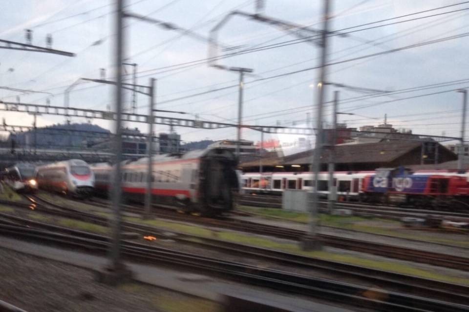Il Cisalpino deragliato è ancora a Lucerna. Perché?